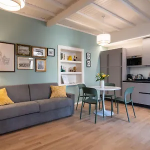https://apt-la-farfalla-blu-boutique.it-lombardy.com